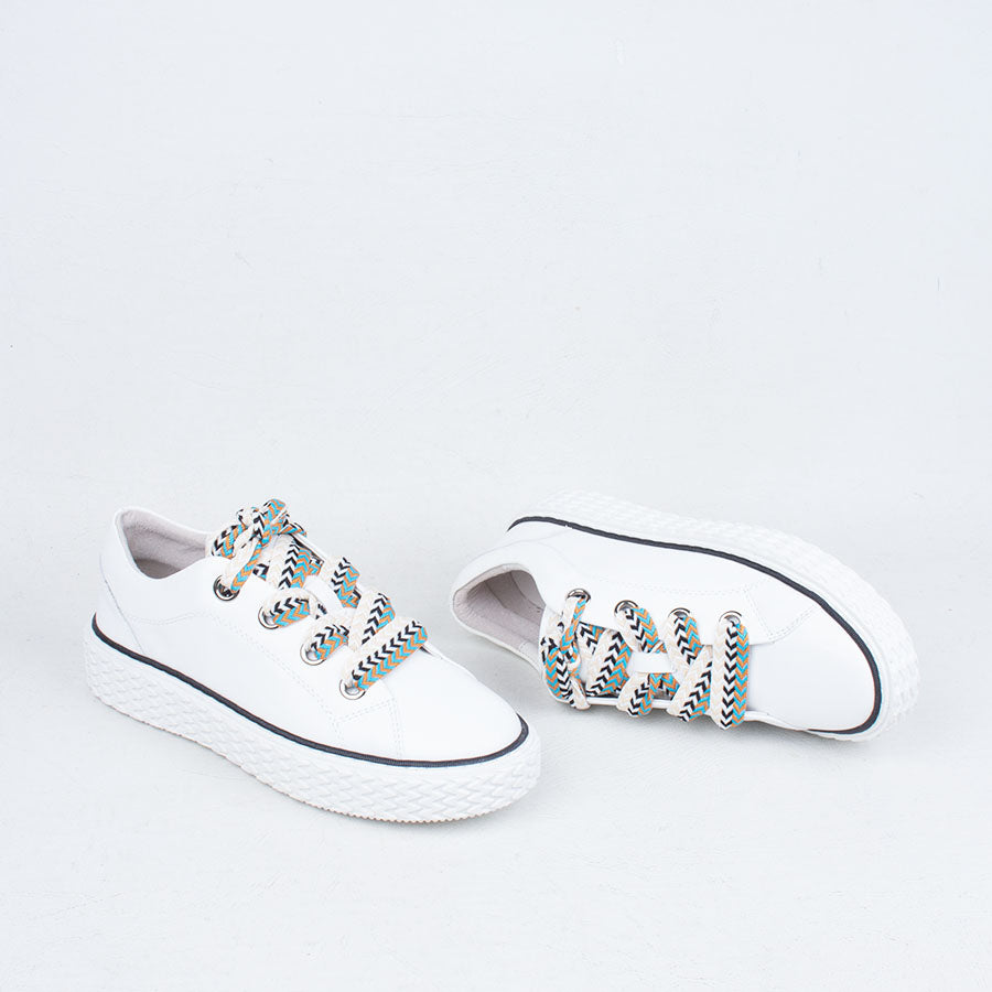 Trinsic Sneaker Trinsic Sneaker
