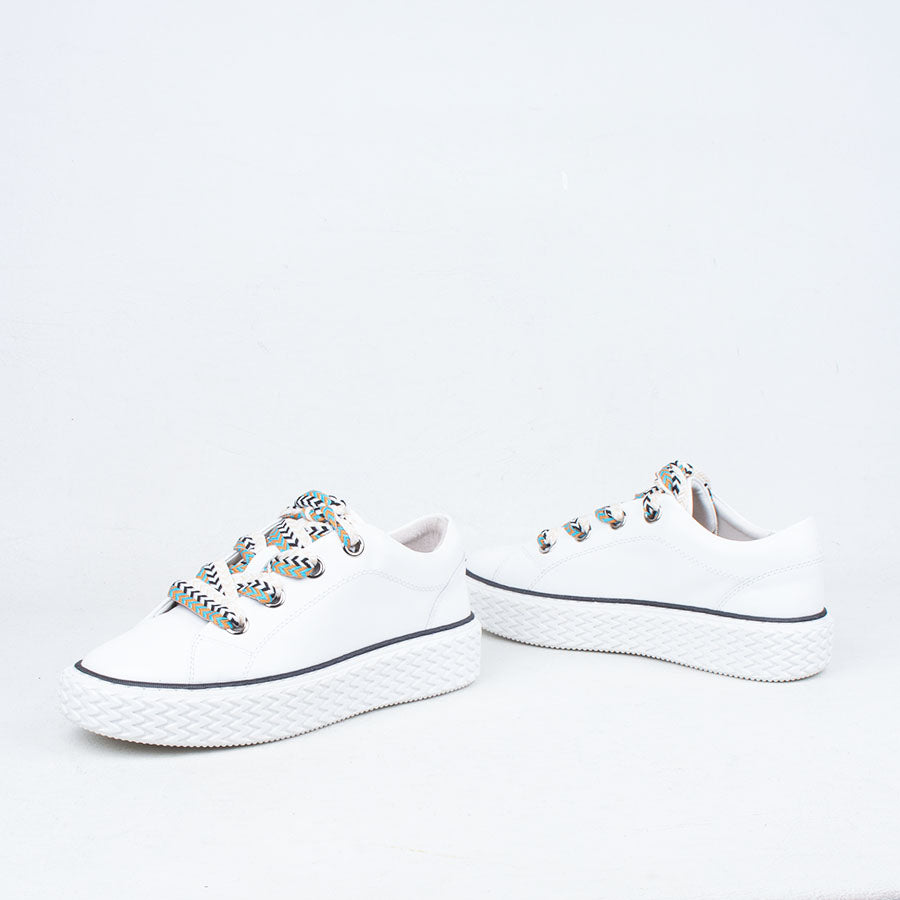 Trinsic Sneaker Trinsic Sneaker