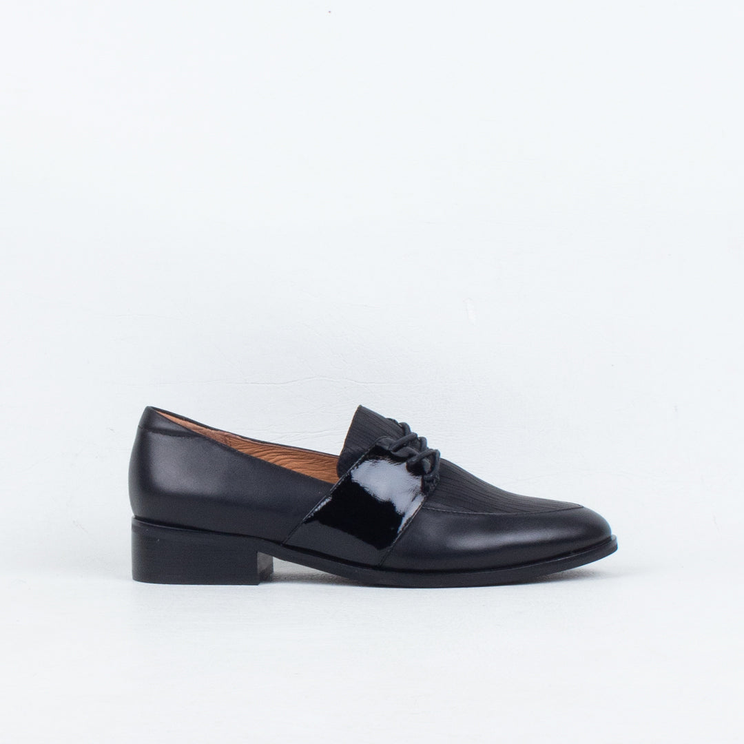 Refute Lace Up