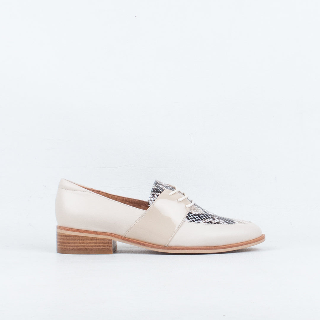 Refute Lace Up