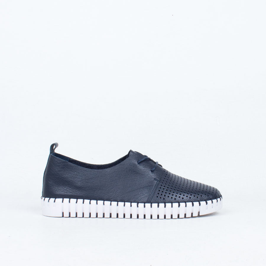 Huston Lace Up