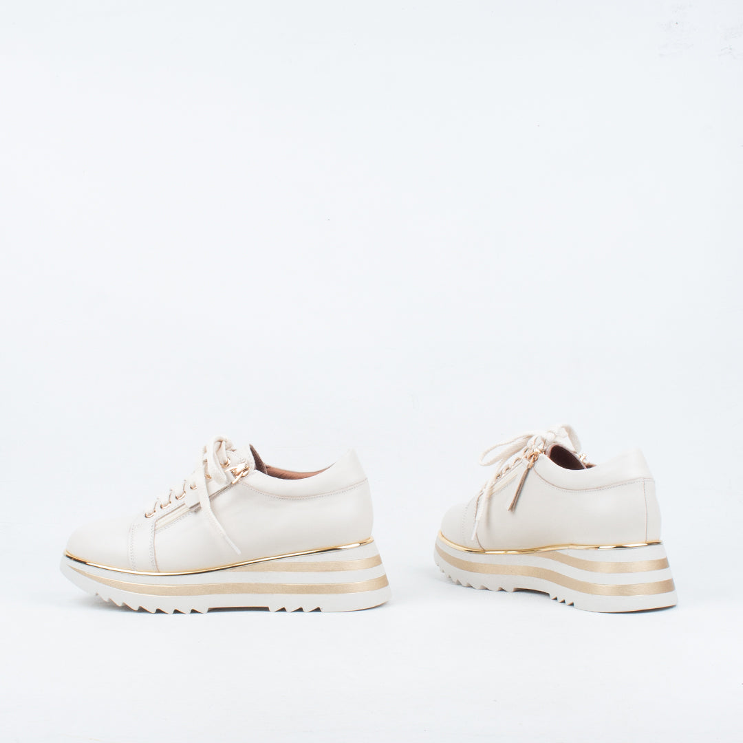 Hosting Sneaker