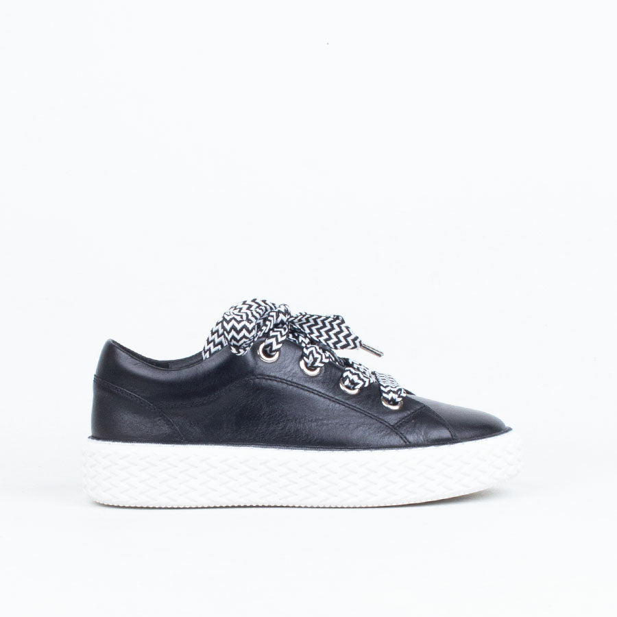 Trinsic Sneaker