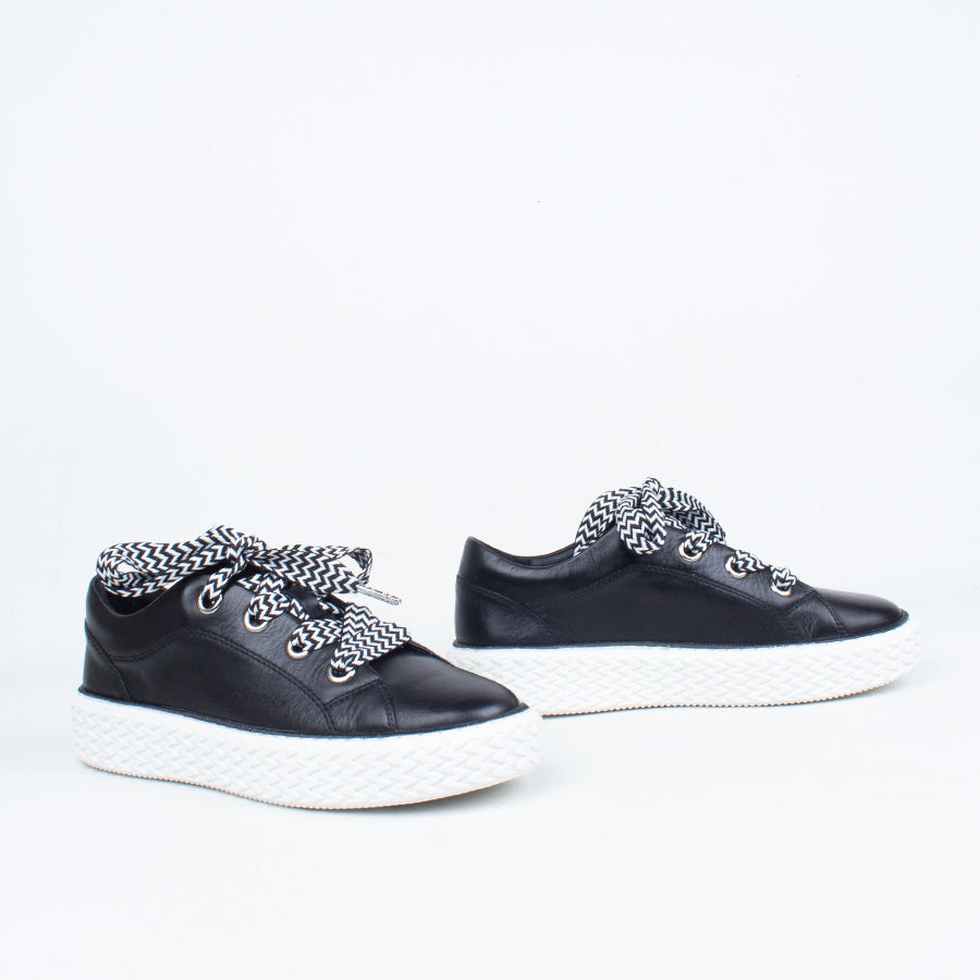 Trinsic Sneaker